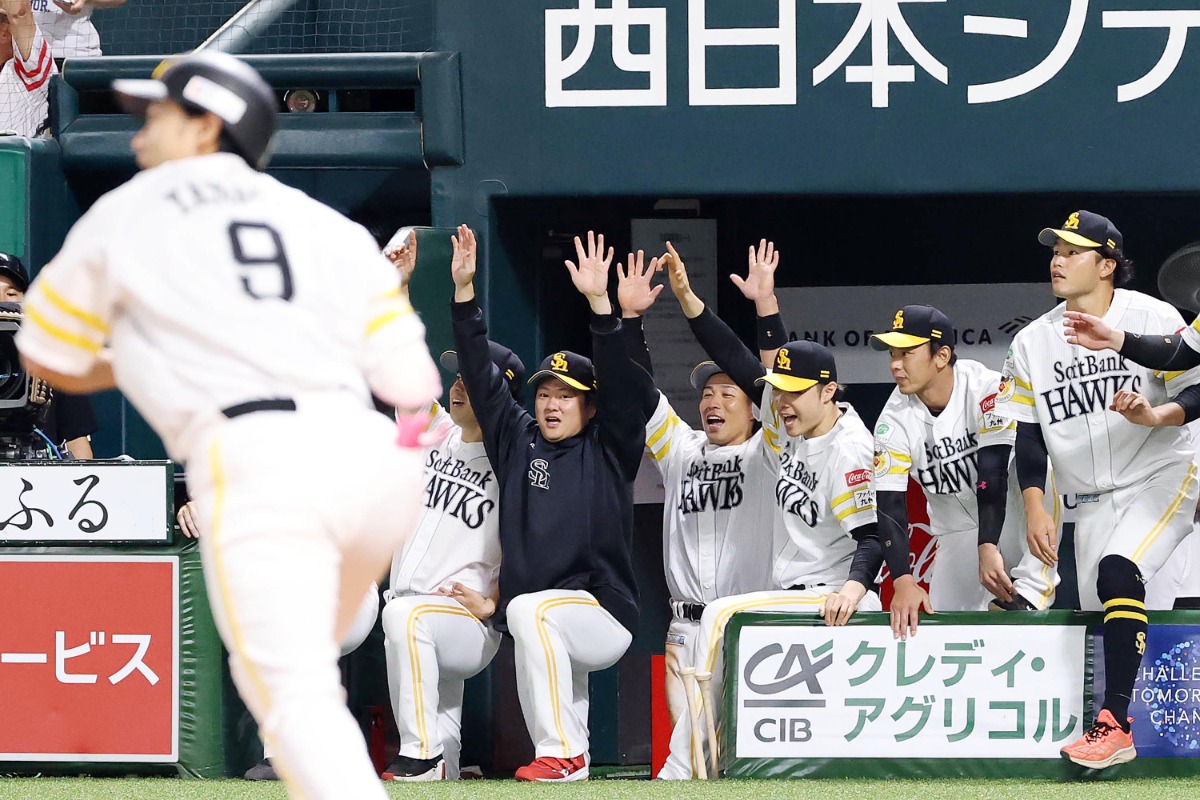柳田悠岐の一打を見届け喜ぶ野村勇【写真：栗木一考】