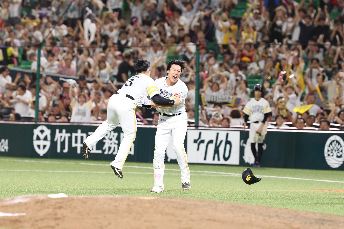柳田悠岐に抱きつく近藤健介【写真：栗木一考】