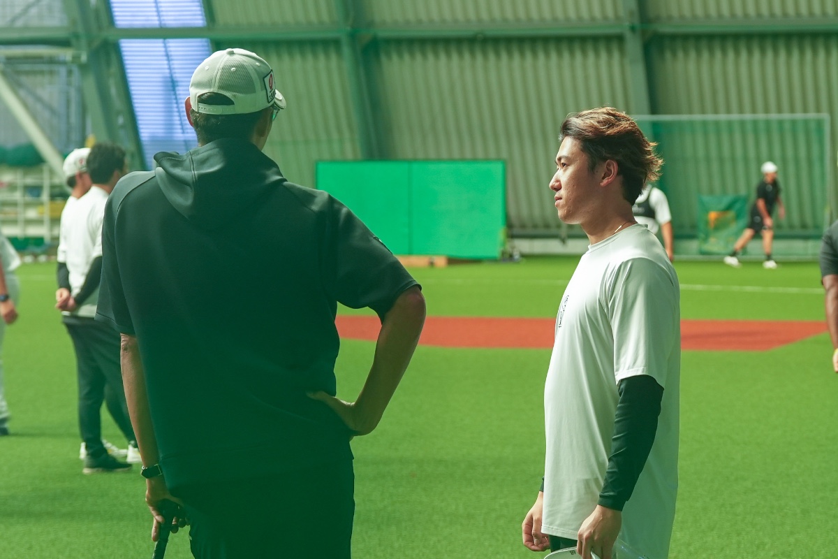 2軍合流直後に言葉を交わす木村光（右）と斉藤和巳2軍監督【写真：森大樹】