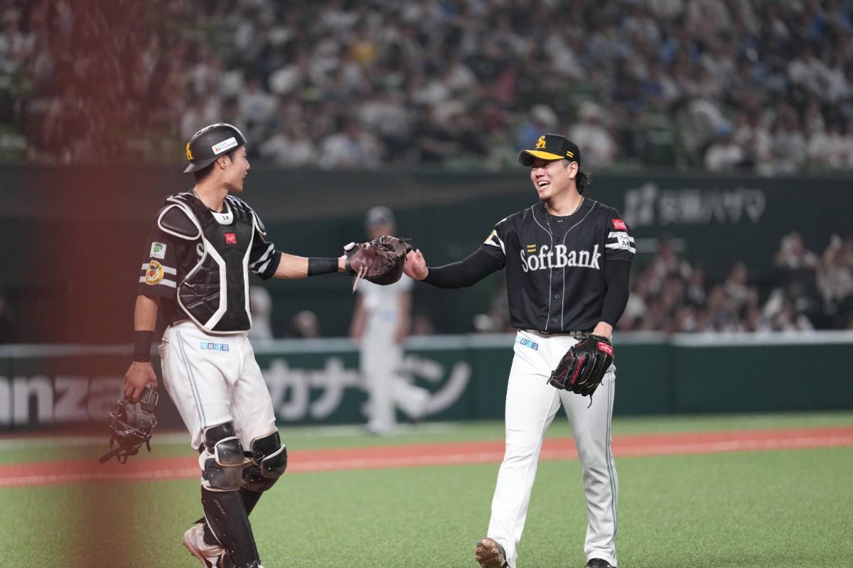渡邉陸とハイタッチする上茶谷大河【写真：井上学】