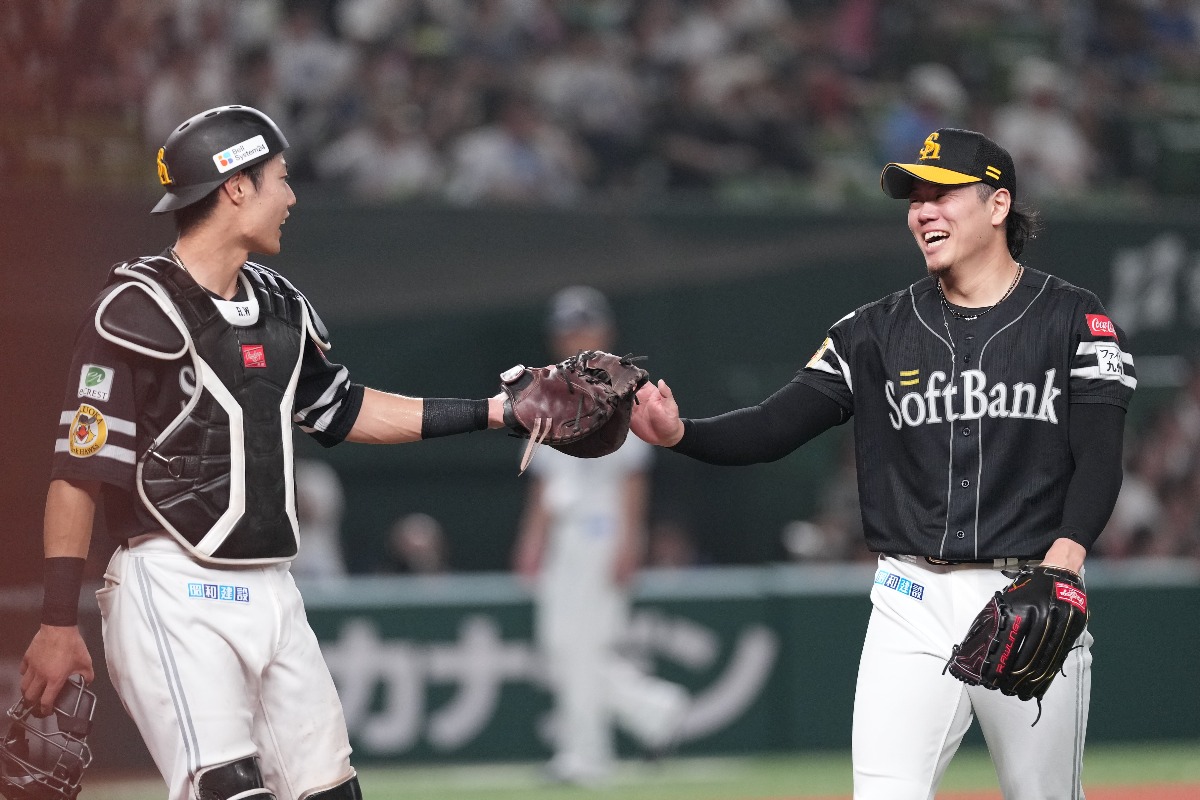 上茶谷大河とハイタッチする渡邉陸【写真：井上学】