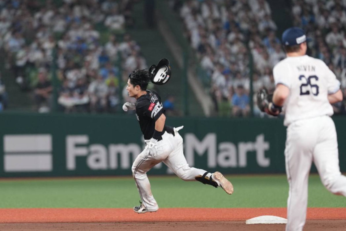 三塁へ激走を見せる渡邉陸【写真：井上学】