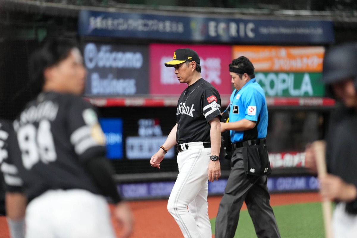 交代を告げる小久保裕紀監督【写真：井上学】