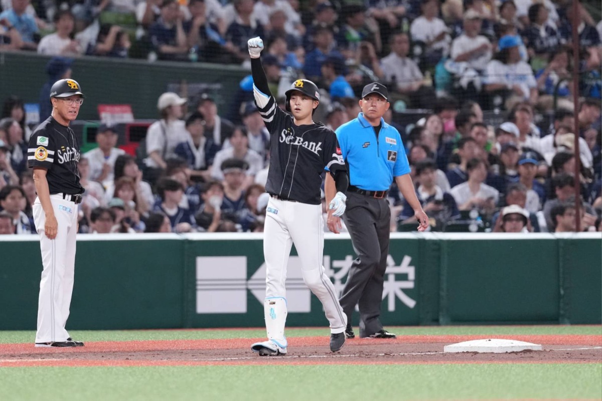 適時三塁打を放ち、ガッツポーズを見せる川瀬晃【写真:井上学】