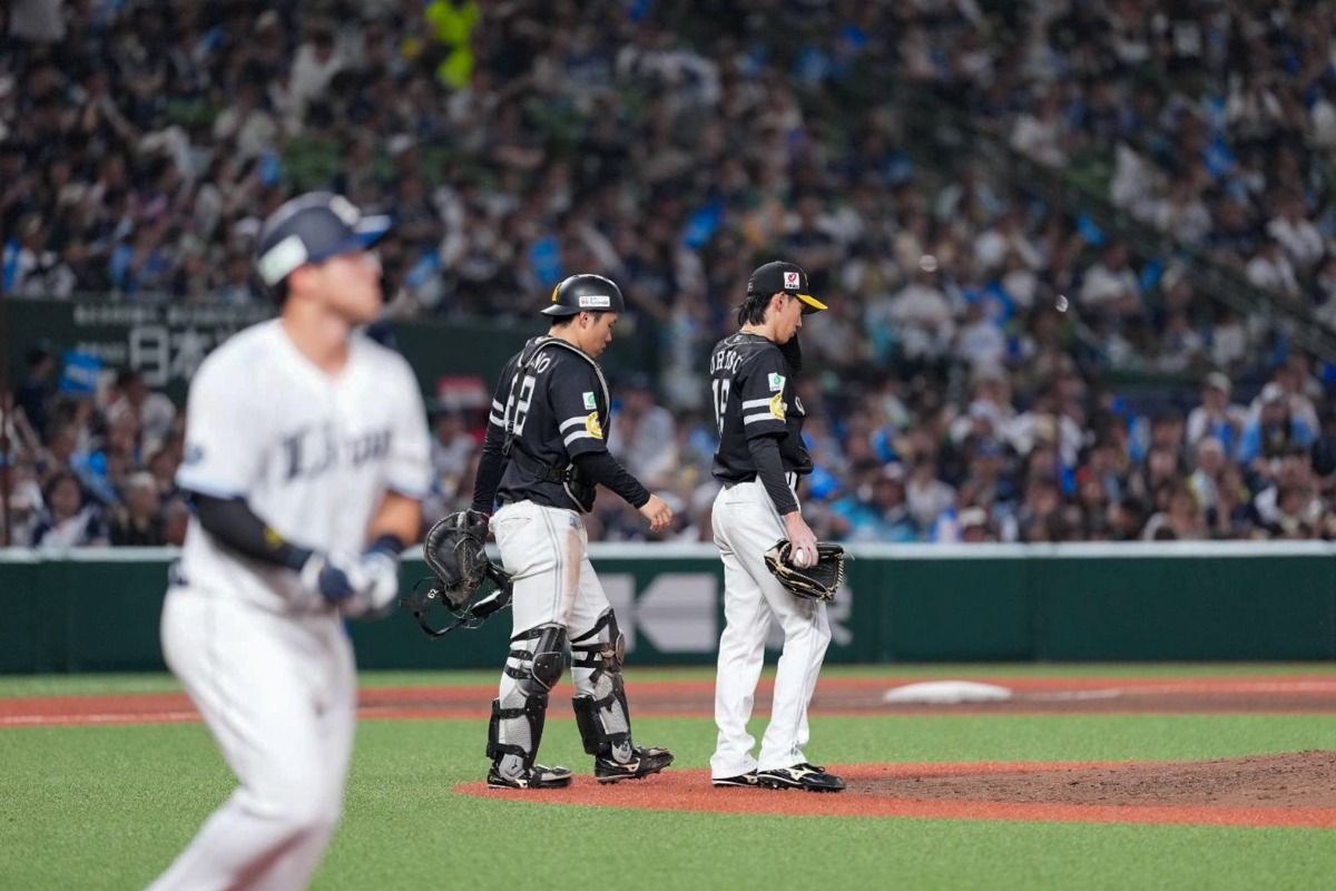 マウンドで言葉を交わす大津亮介（右）と海野隆司【写真：井上学】