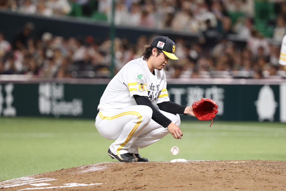 マウンドでロジンに触れる杉山一樹【写真：栗木一考】