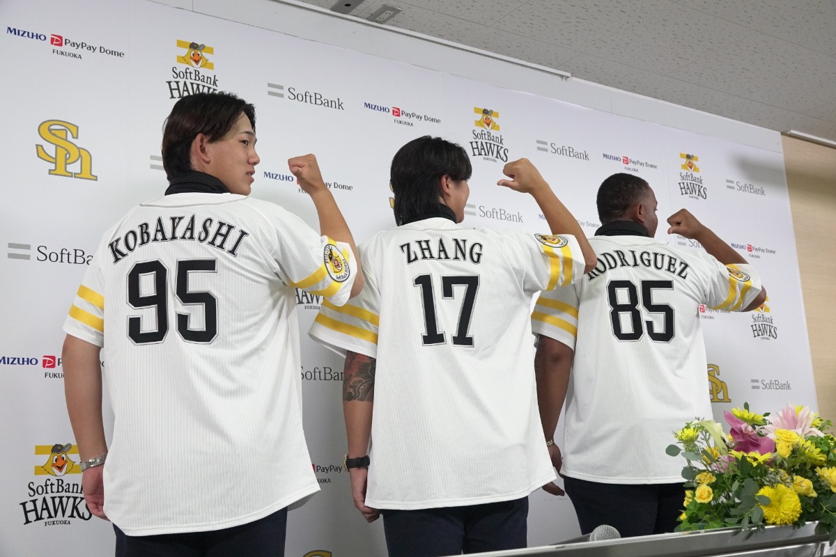 支配下登録された小林樹斗、張峻瑋、ルイス・ロドリゲス（左から）【写真：竹村岳】