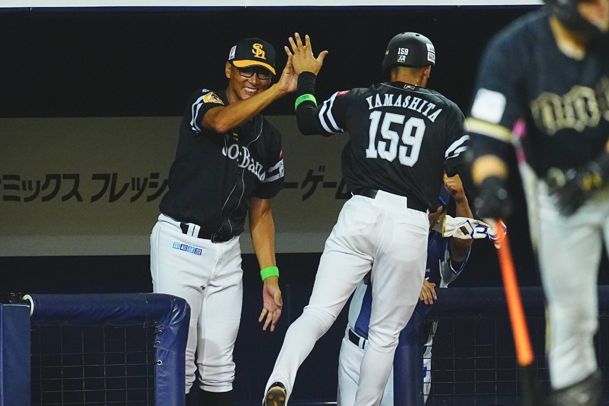 同点打を放った山下恭吾（右）を迎える斉藤和巳2軍監督【写真：荒川祐史】