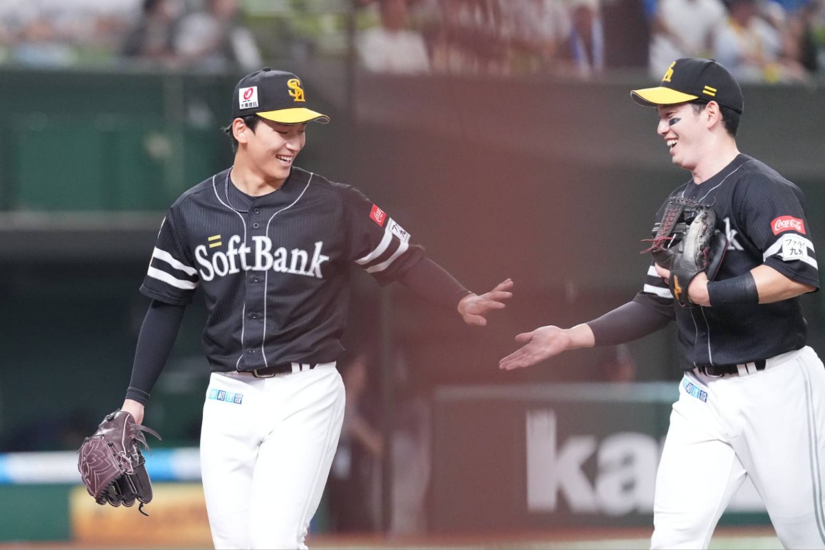 栗原陵矢とハイタッチする前田悠伍【写真：井上学】