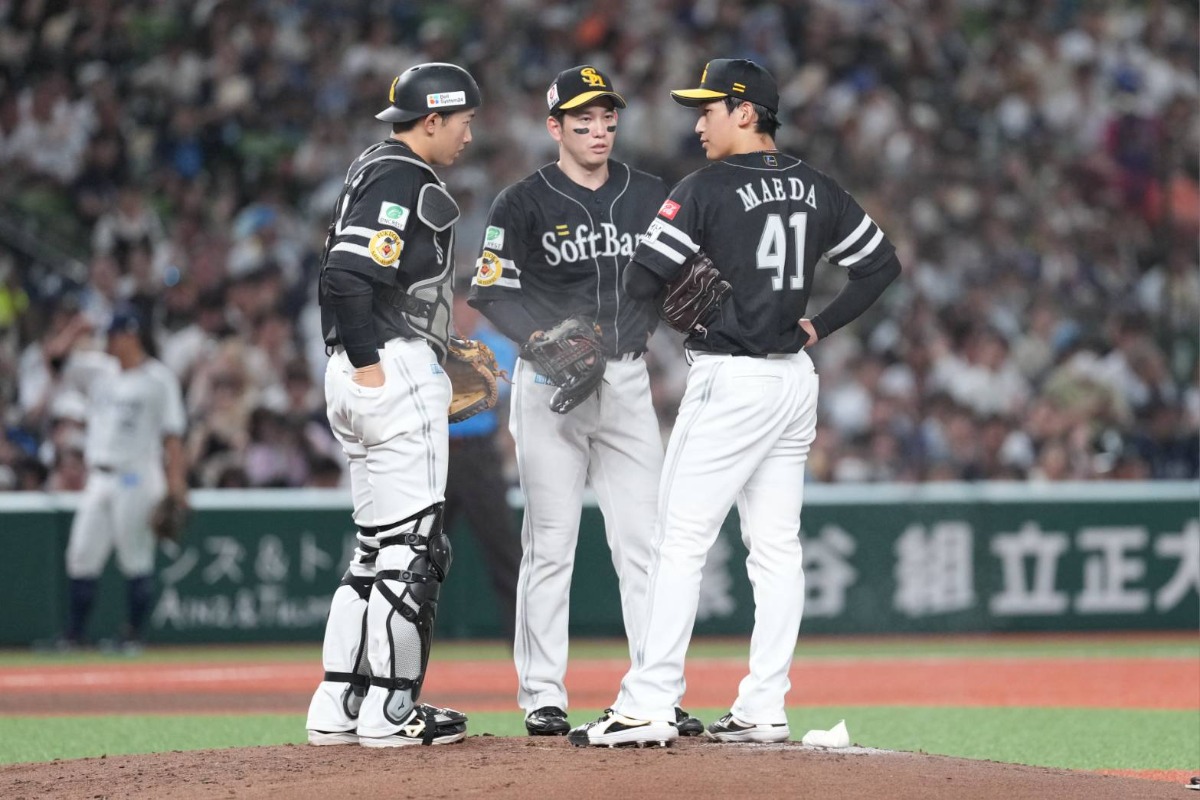 マウンドで栗原陵矢と山本祐大に声をかけられる前田悠伍【写真：井上学】