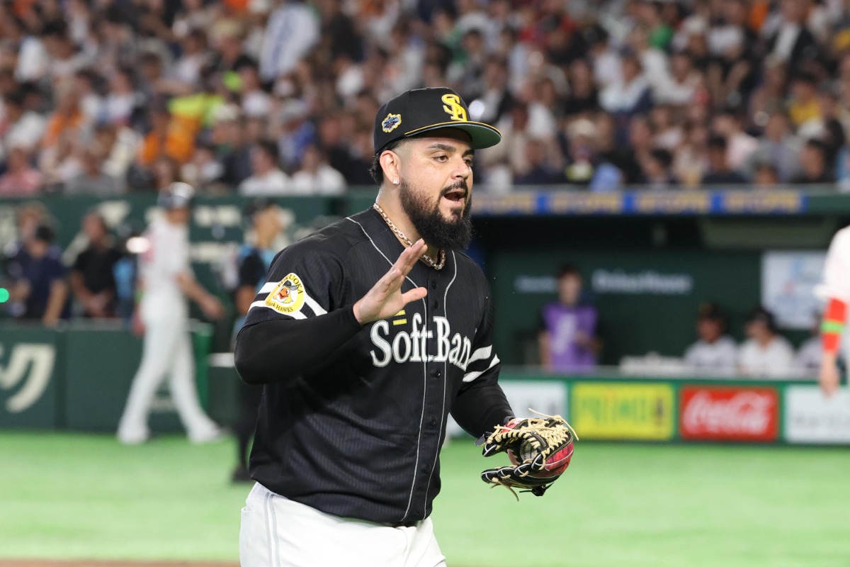1イニングを無失点に抑えてベンチに戻るロベルト・オスナ【写真：栗木一考】