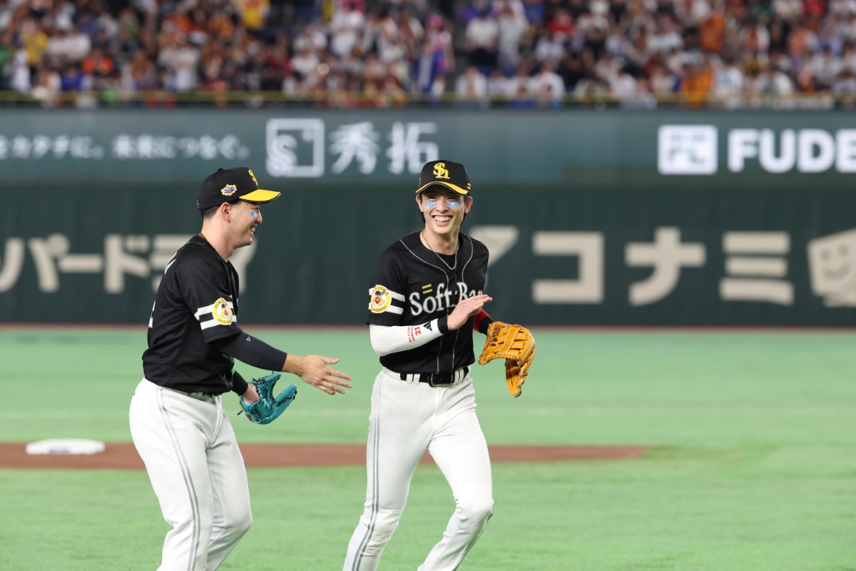 オールスターの舞台で笑顔がはじける周東佑京（右）と栗原陵矢【写真：栗木一考】