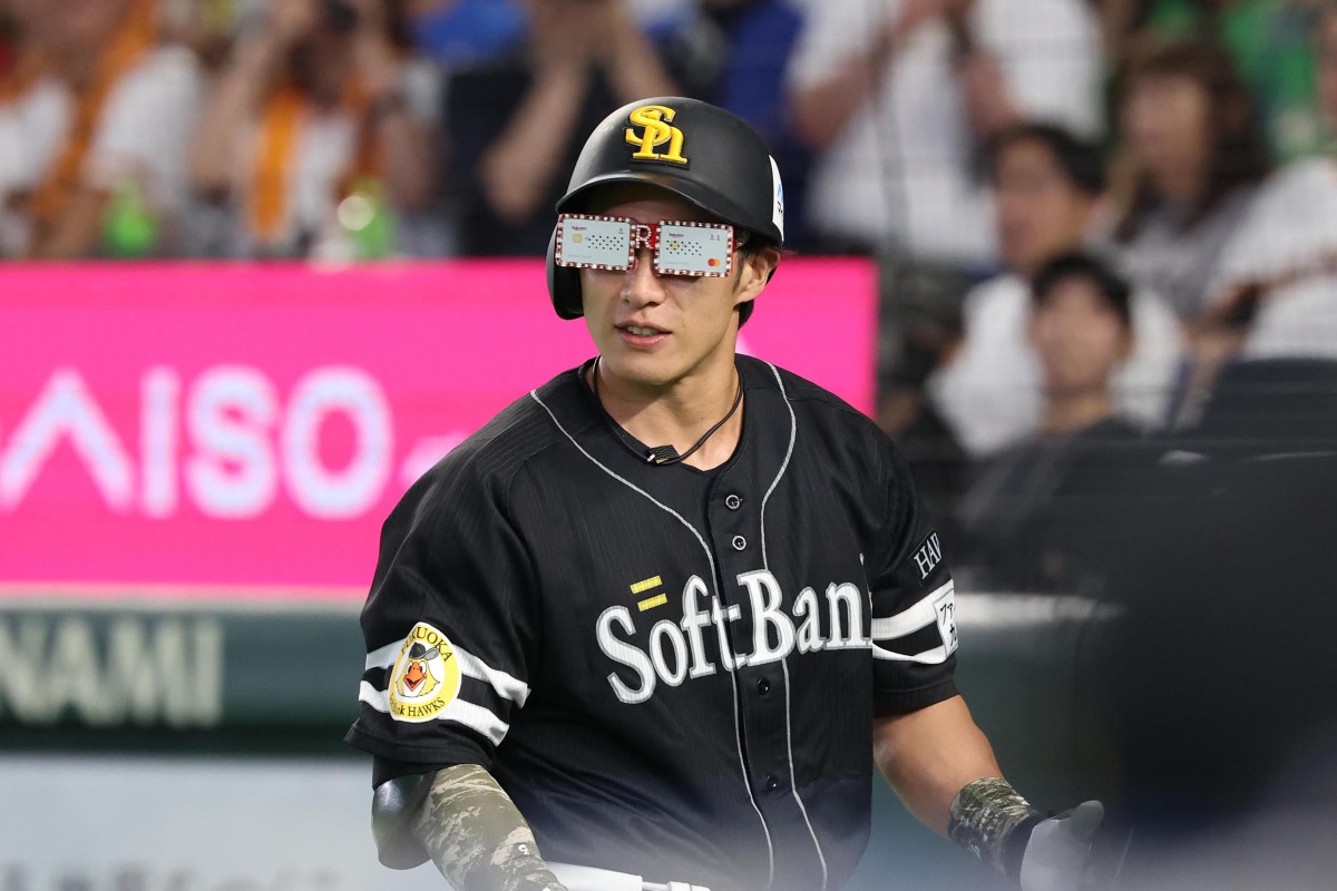 楽天・辰己から手渡されたサングラスを着用する柳田悠岐【写真：栗木一考】
