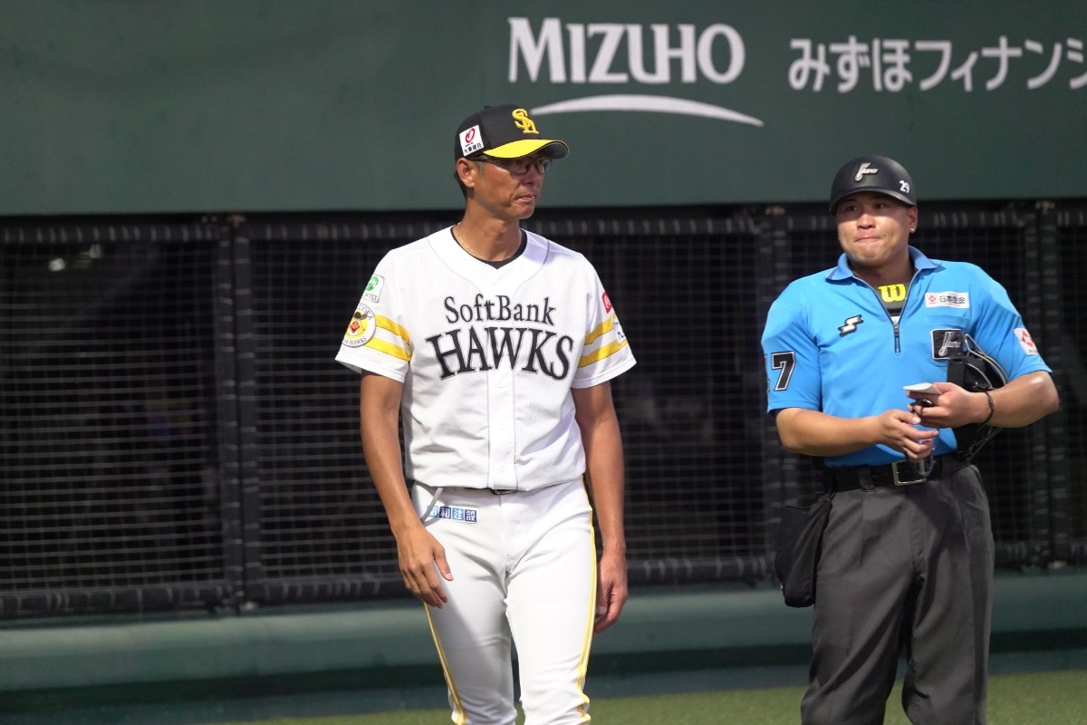 選手交代を告げる斉藤和巳2軍監督【写真：竹村岳】