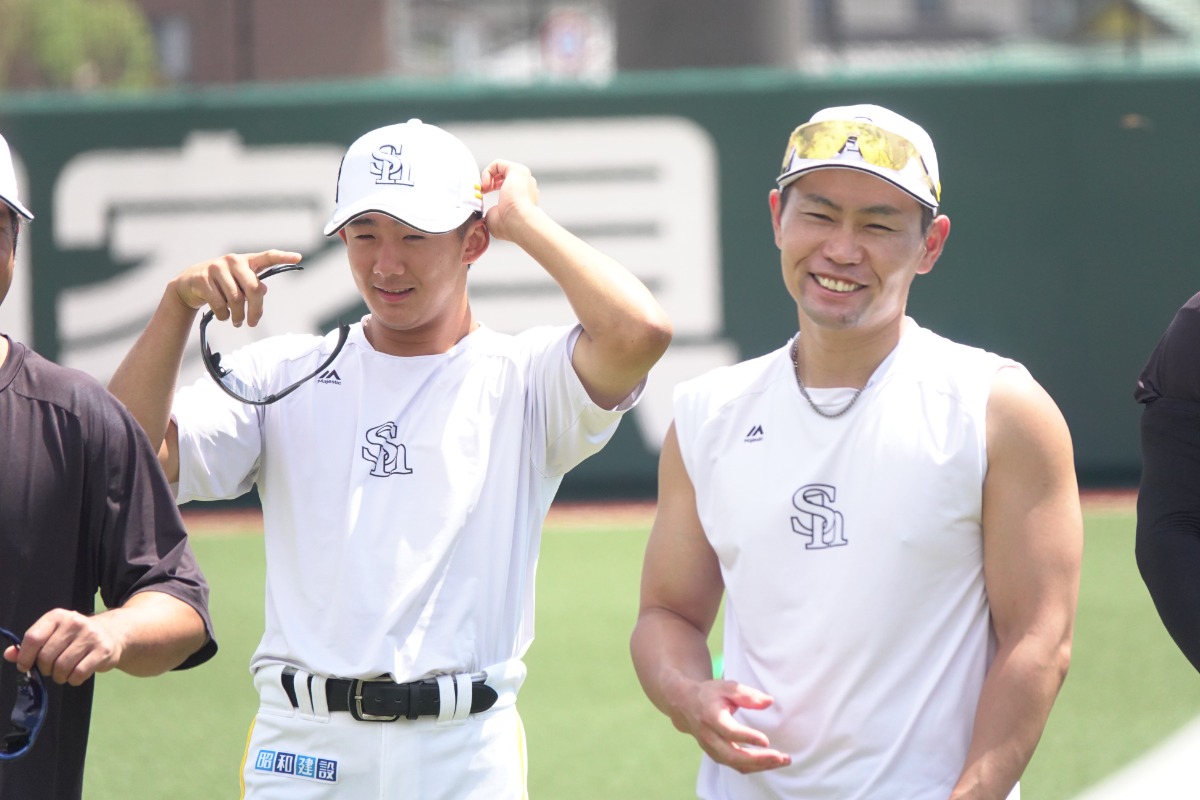 中村晃（右）と石見颯真【写真：竹村岳】