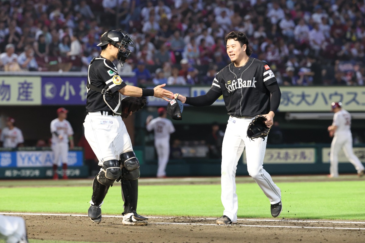 上茶谷大河とハイタッチする渡邉陸【写真：栗木一考】