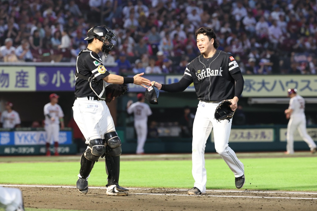 ハイタッチを交わす上茶谷大河(右)と渡邉陸【写真:栗木一考】
