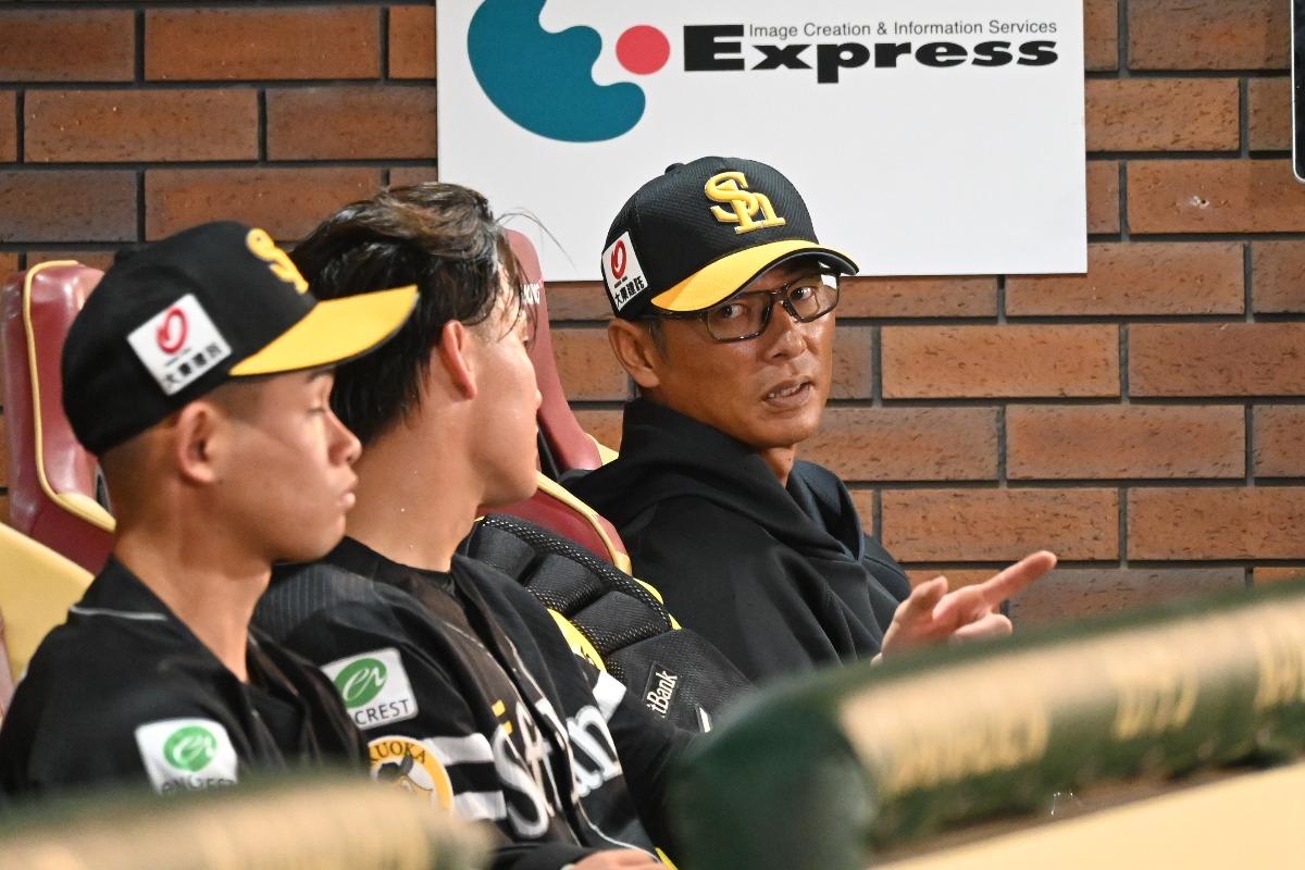 藤田悠太郎と会話を交わす斉藤和巳2軍監督【写真：長濱幸治】