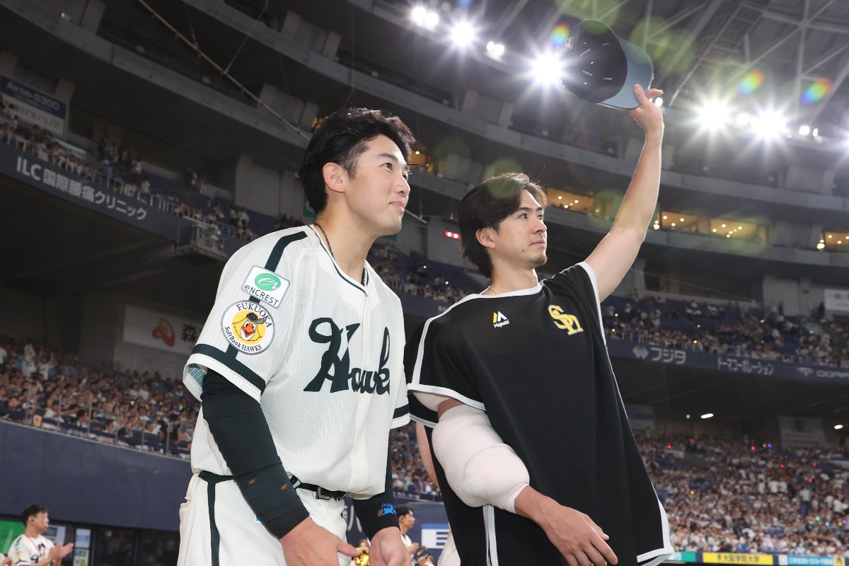 ヒーローインタビューを終えてファンに挨拶する山本祐大と上沢直之【写真：栗木一考】