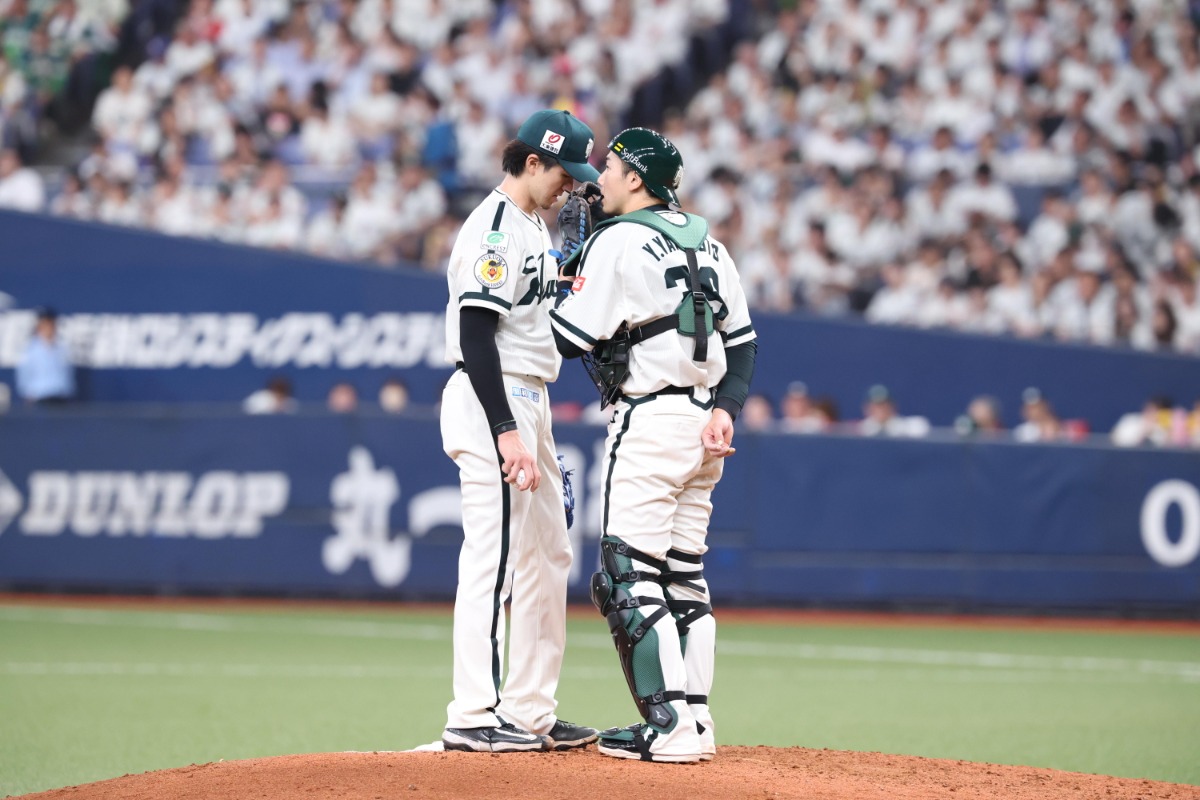 7回2死でマウンドで上沢直之に声をかける山本祐大（右）【写真：栗木一考】
