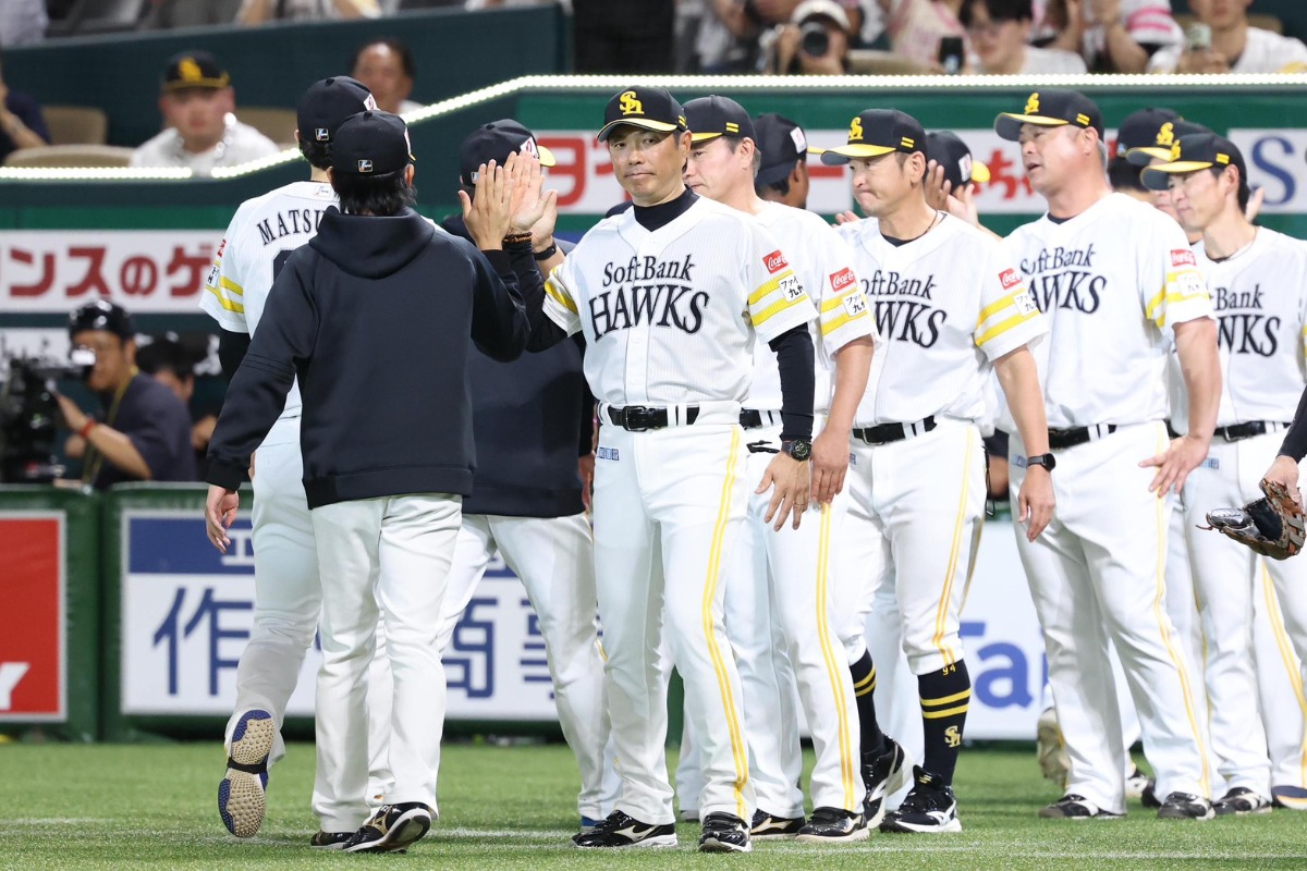 ハイタッチする小久保裕紀監督（中央）【写真：栗木一考】