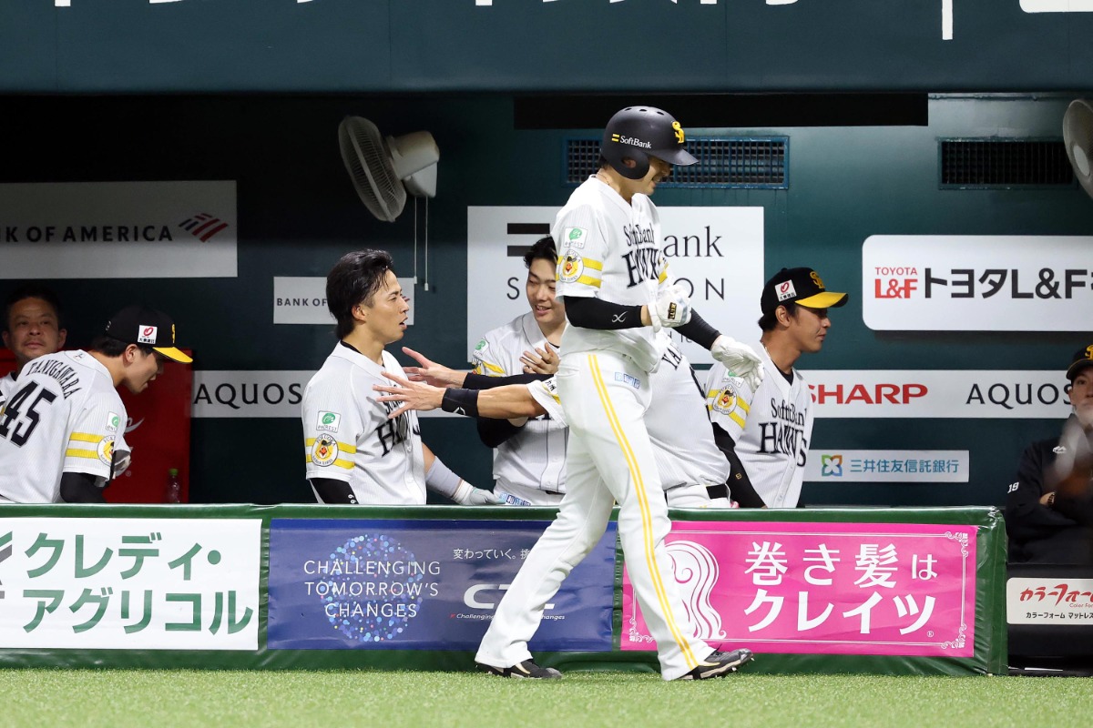 野村勇の勝ち越し弾にガッツポーズする川瀬晃【写真：栗木一考】