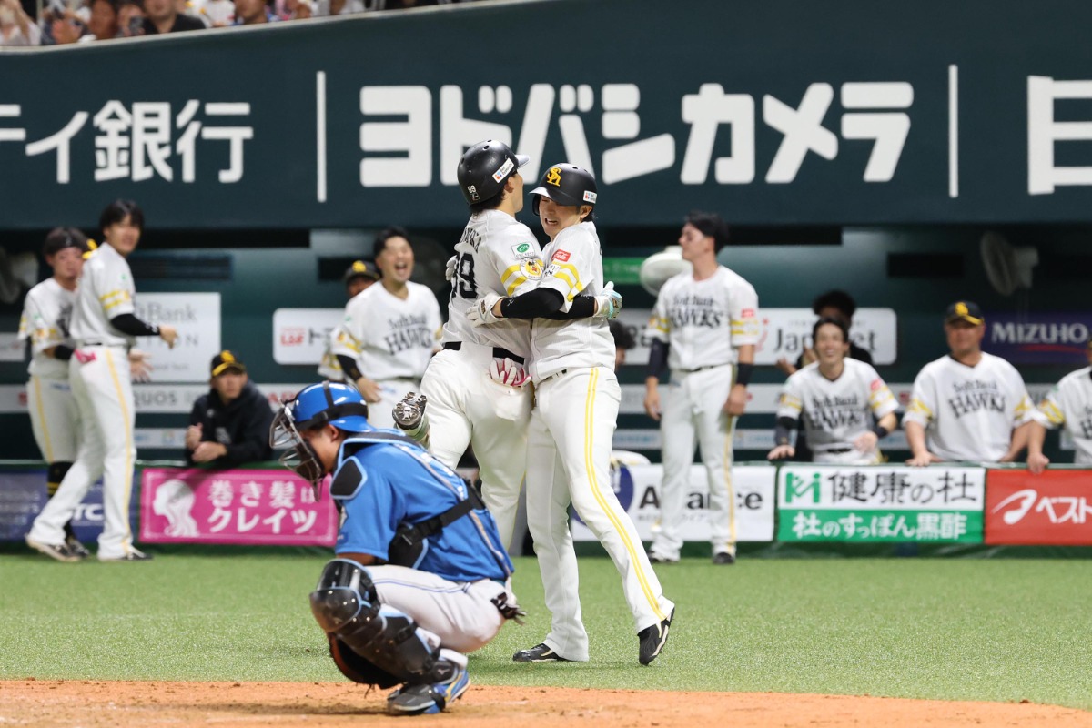 本塁生還後に抱き合う川瀬晃と野村勇【写真：栗木一考】