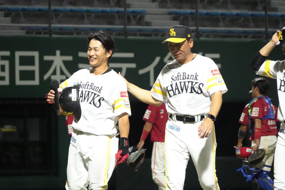 サヨナラ打を放った西尾歩真（左）と大越基3軍監督【写真：竹村岳】