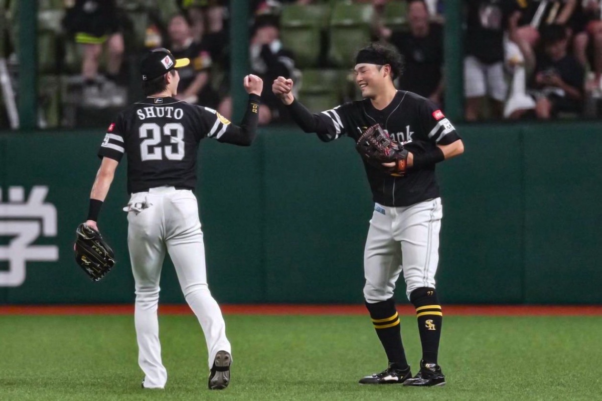 周東佑京（左）と山本恵大【写真：井上学】