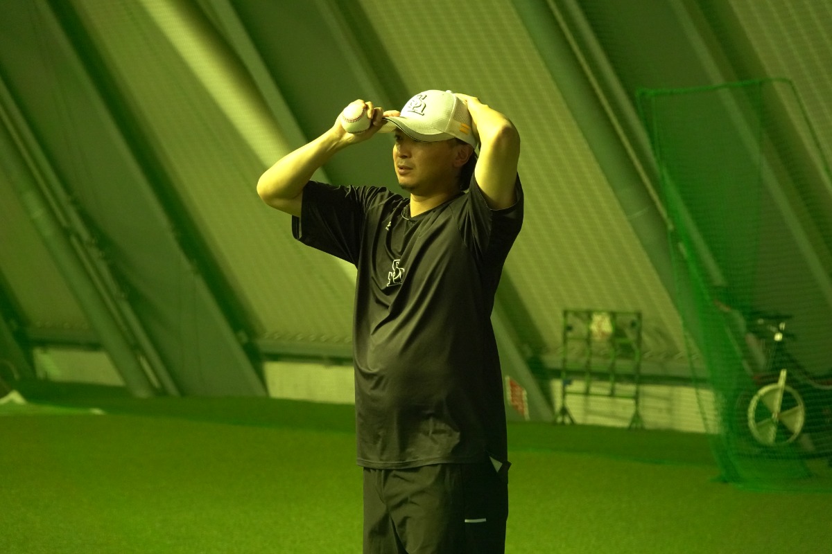 ボールを右手にアップする東浜巨【写真：竹村岳】