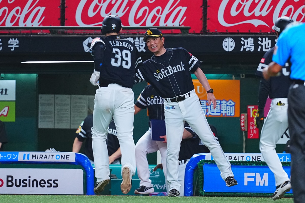 適時二塁打を放った山本祐大(左)とハイタッチする小久保裕紀監督(中央)【写真:荒川祐史】