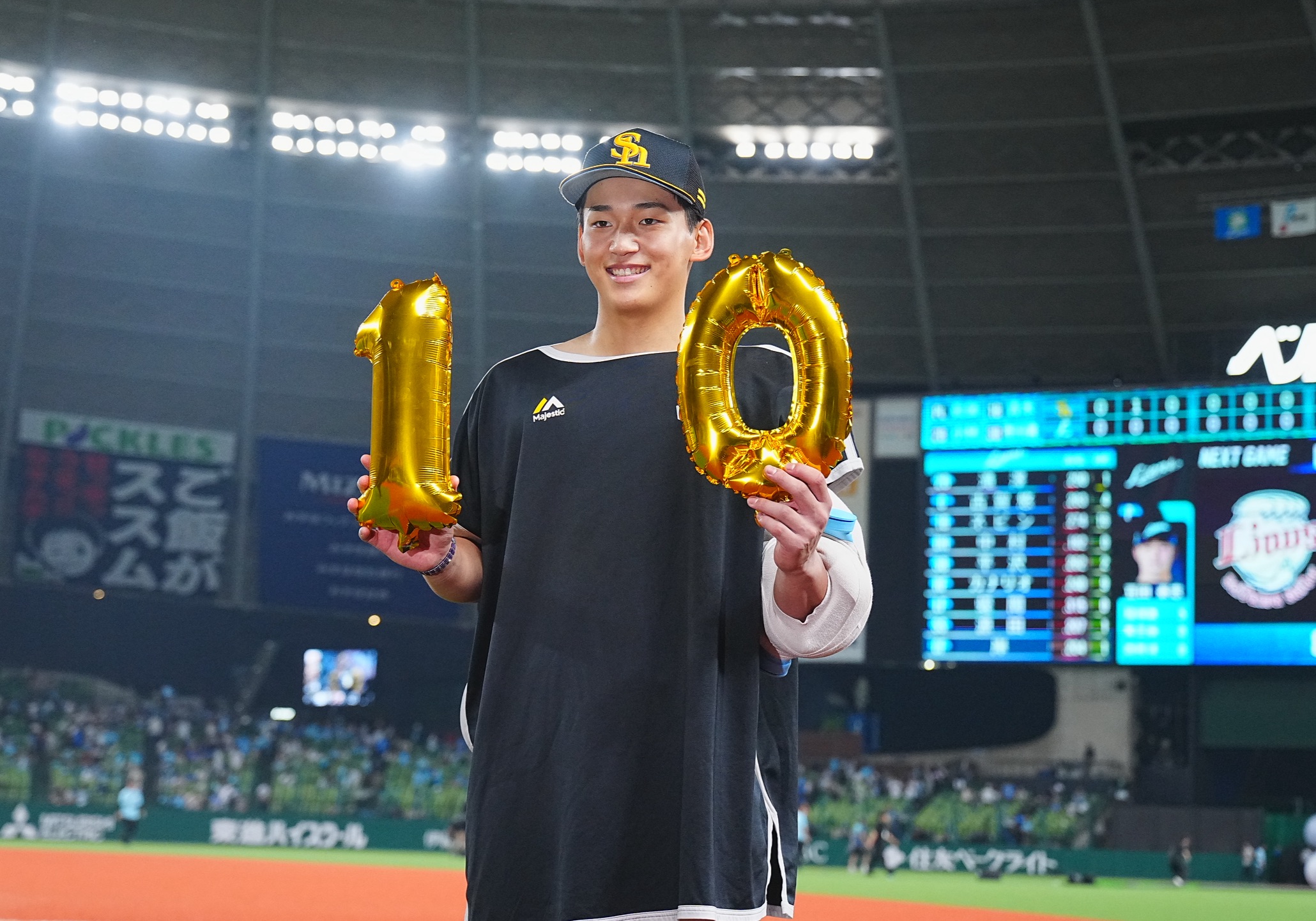 10勝目を挙げて記念撮影に応じる前田悠伍【写真：竹村岳】