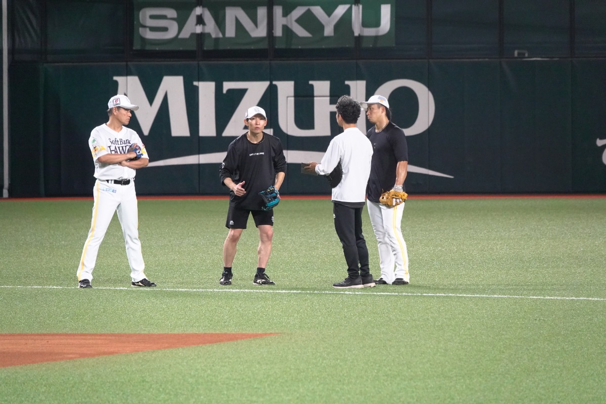 アーリーワークから守備練習に励む野村勇（右）と本多雄一コーチ（右から2番目）【写真：竹村岳】