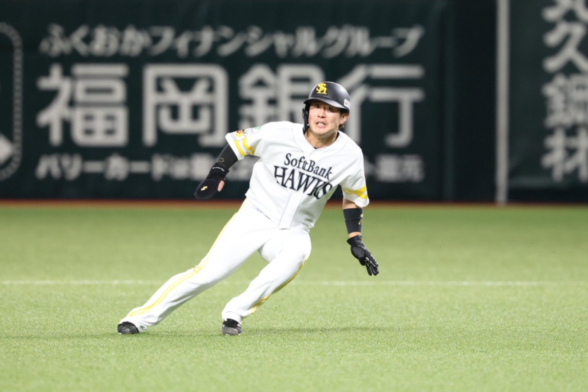 一二塁間に挟まれる川村【写真:栗木一考】