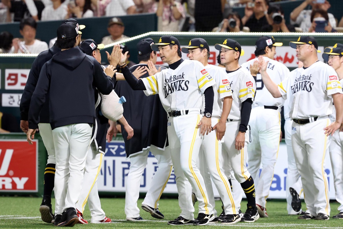 ハイタッチを交わす小久保裕紀監督【写真：栗木一考】