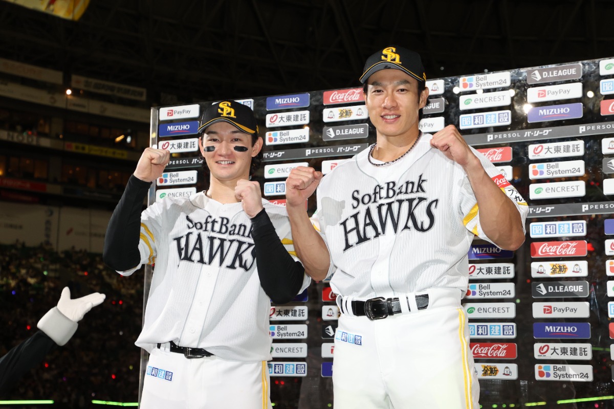 ヒーローに選ばれた正木智也（左）と柳田悠岐【写真：栗木一考】