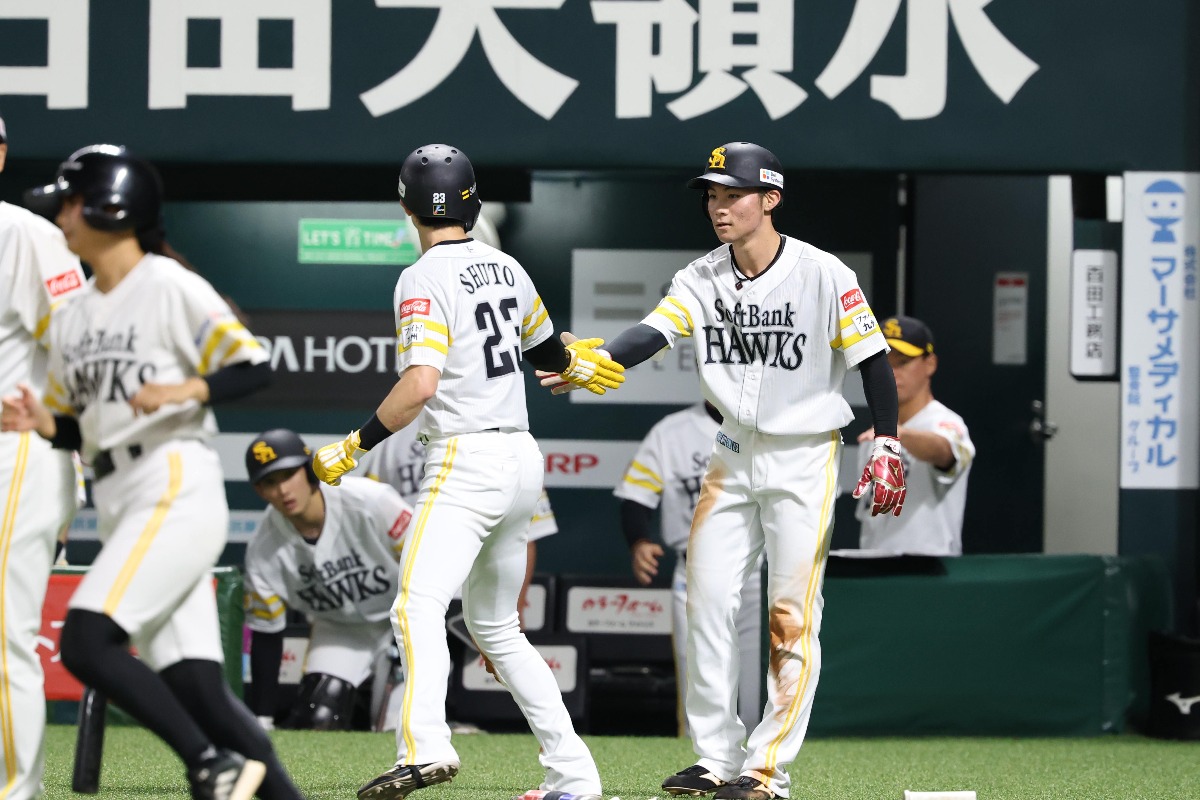 柳田悠岐の適時打で生還しハイタッチを交わす周東佑京と庄子雄大【写真：栗木一考】