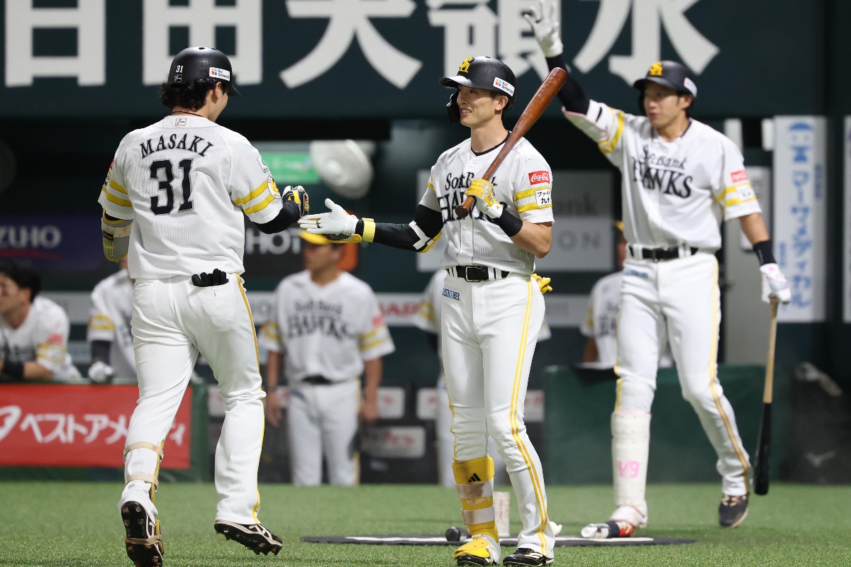正木（左）を出迎える周東佑京（中央）【写真：栗木一考】