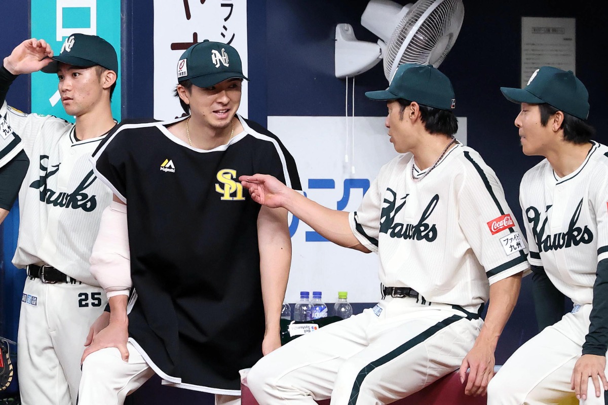 上沢直之と談笑する柳田悠岐【写真：栗木一考】