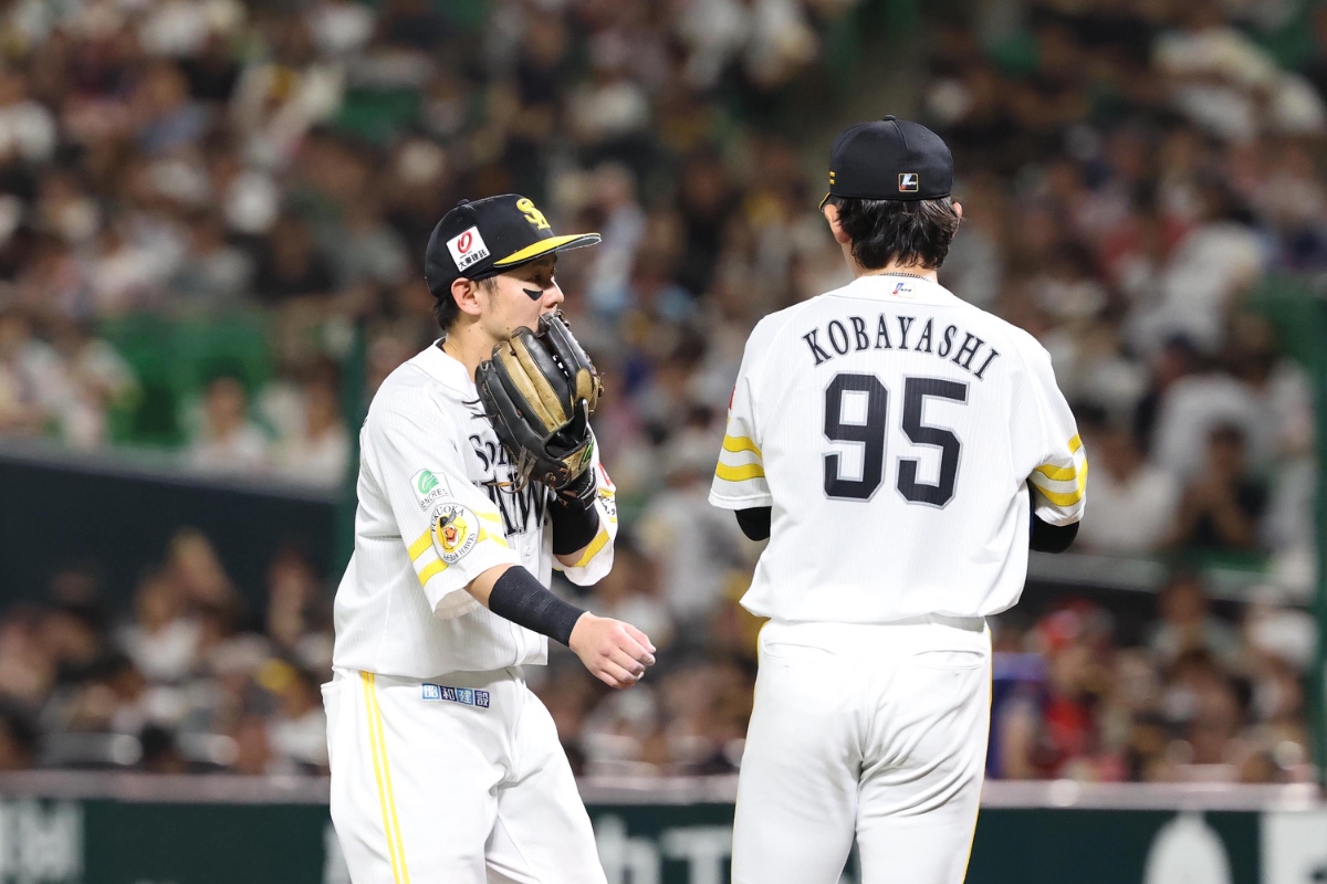 マウンドで小林樹斗に声をかける牧原大成【写真:栗木一考】