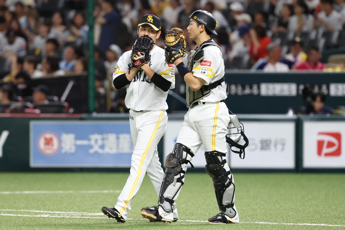 伊藤（左）と会話する山本祐大【写真：栗木一考】