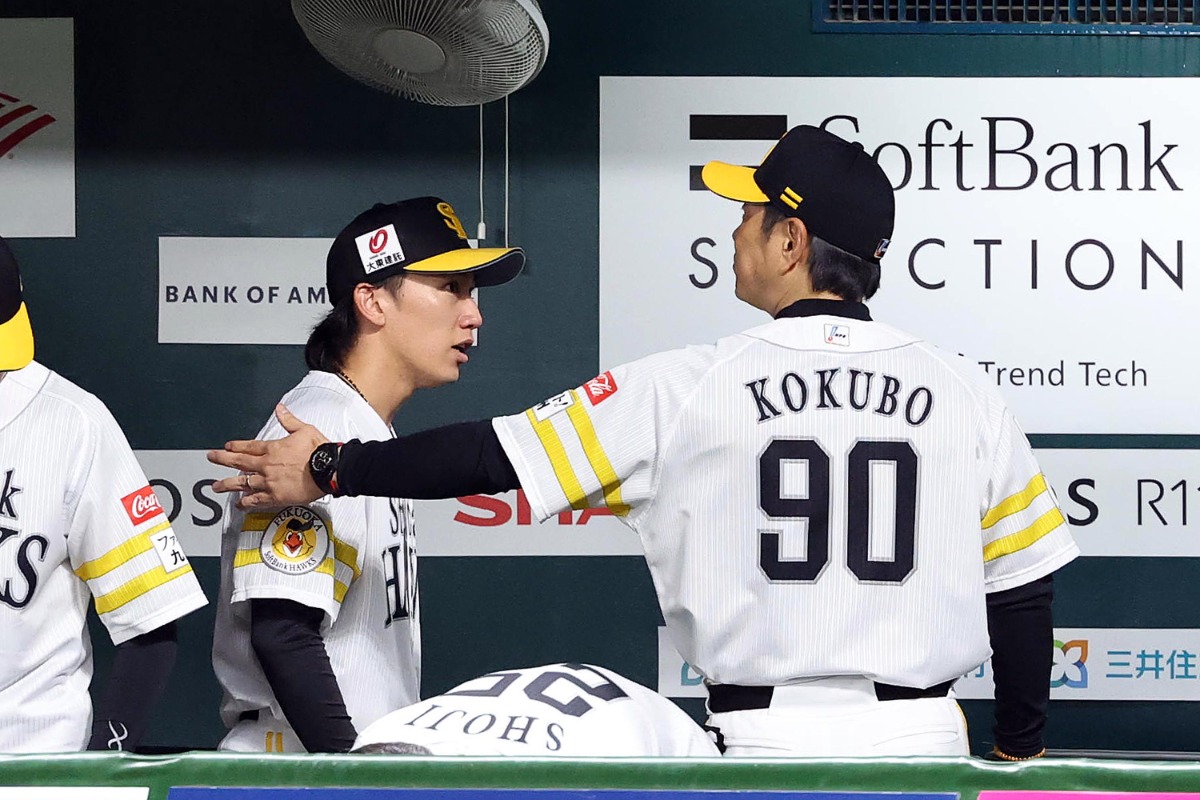 7回を投げ終えた大津亮介(左)と小久保裕紀監督【写真:栗木一考】