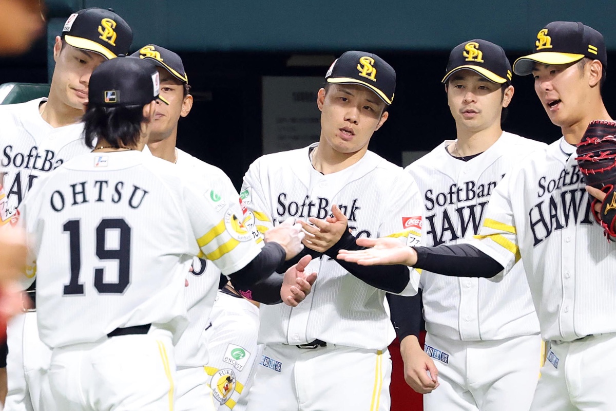 ベンチの前で大津亮介を迎える海野隆司【写真：栗木一考】