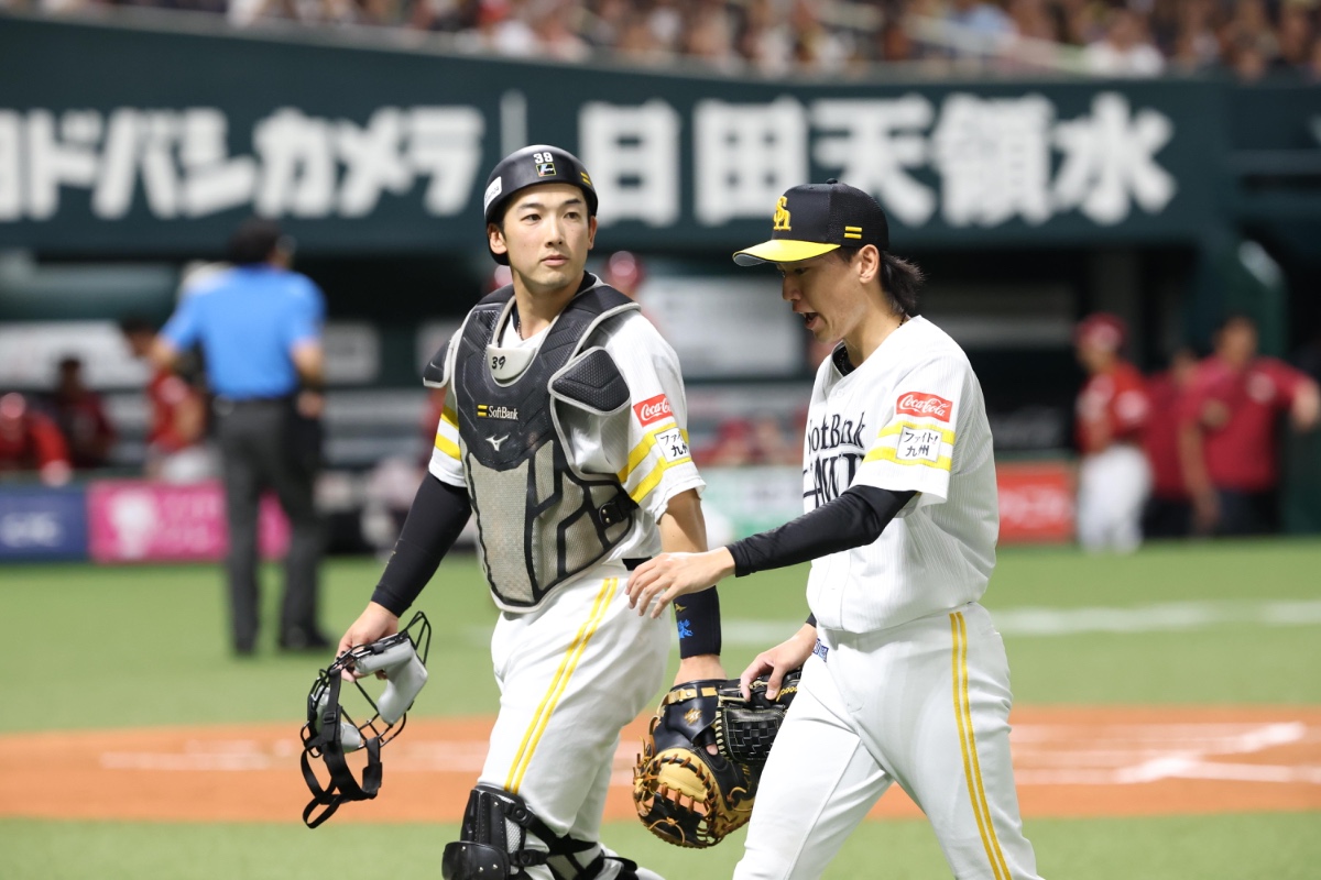 大津亮介（右）と初マスクを被った山本祐大【写真：栗木一考】