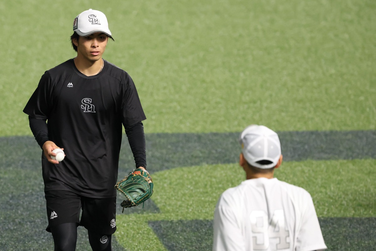 倉野コーチと会話する村上【写真：栗木一考】