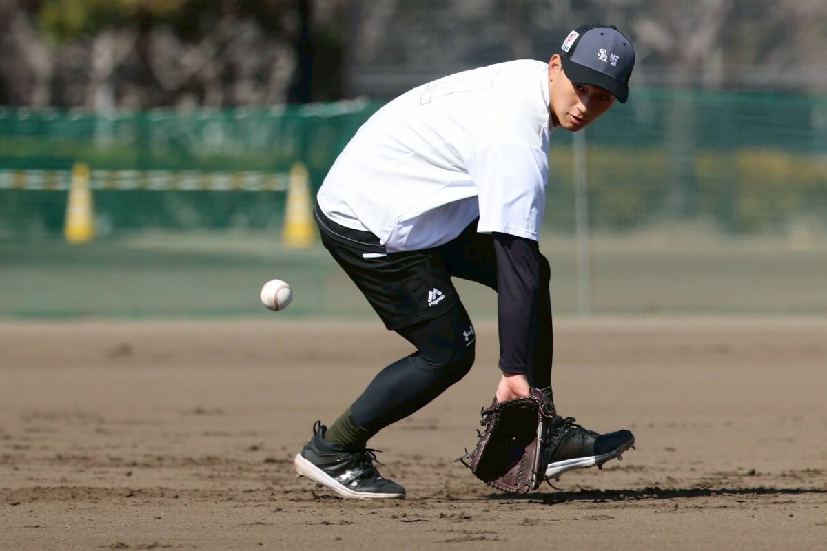 春季キャンプ中、小笠原コーチのノックを受ける前田悠伍【写真：加治屋友輝】