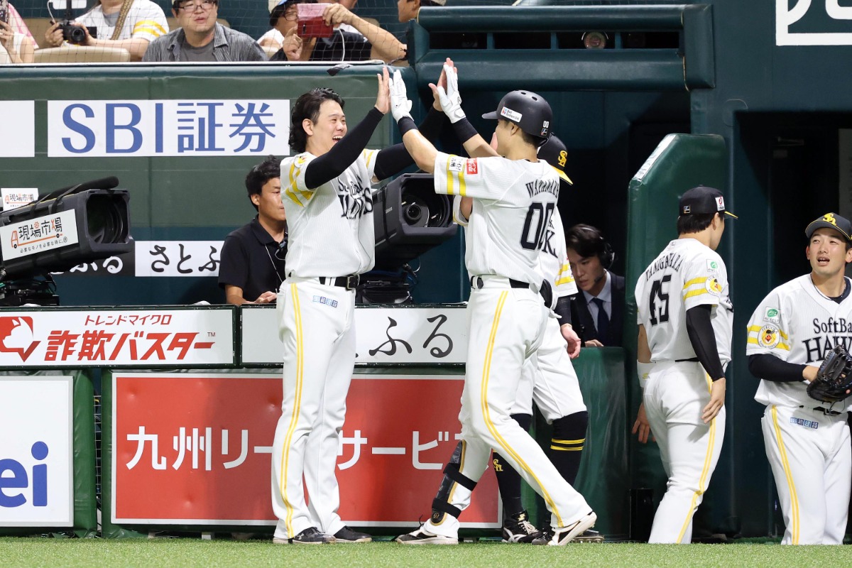 1号ソロを放った渡邉陸とハイタッチする上茶谷大河【写真：栗木一考】