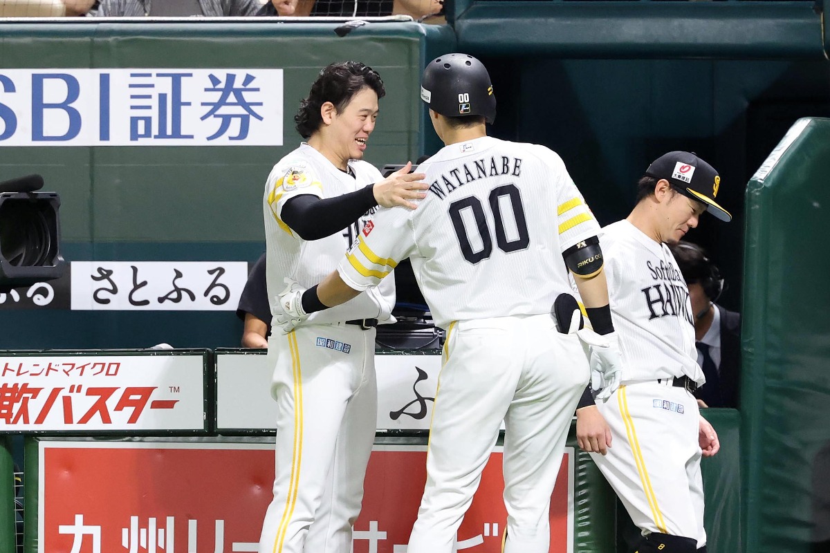 1号ソロを放った渡邉陸と喜び合う上茶谷大河【写真：栗木一考】