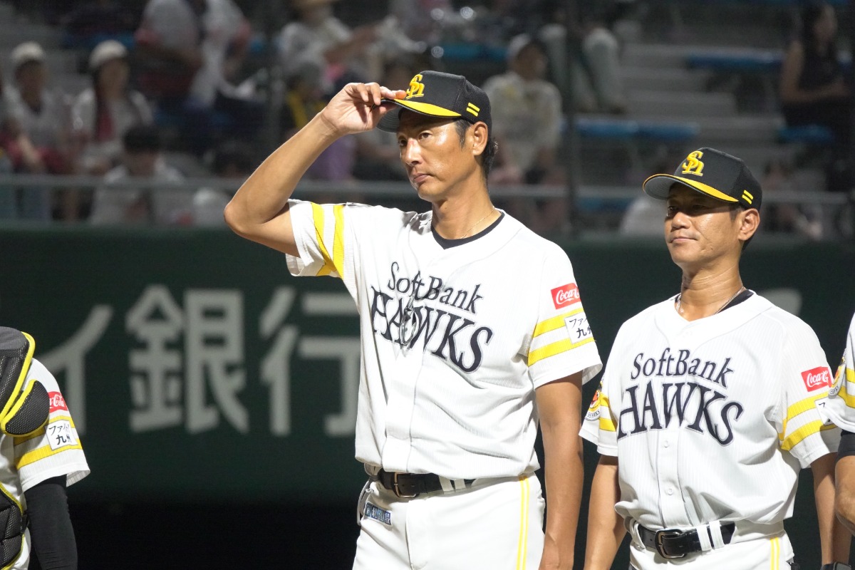 阪神戦に勝利してスタンドに挨拶する斉藤和巳2軍監督【写真：竹村岳】