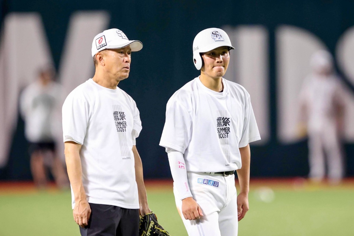 大西崇之外野守備走塁兼作戦コーチ（左）と緒方理貢【写真：栗木一考】